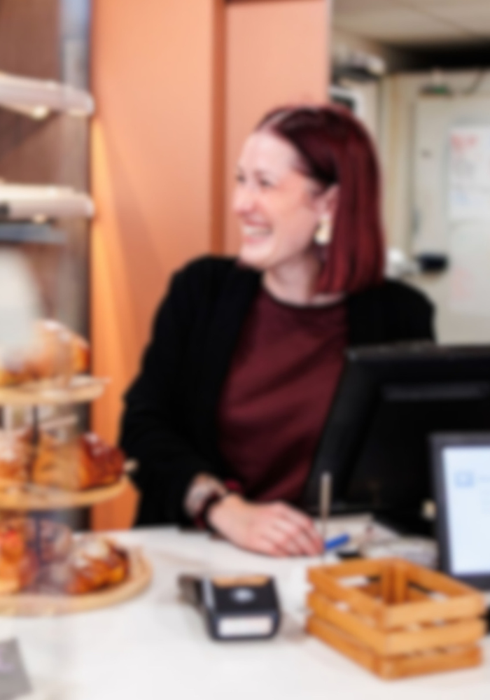 Claire derrière son comptoir